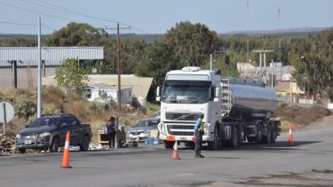 Los cortes en Añelo se mantienen desde ayer, por los vecinos autoconvocados. Foto: (Archivo) Yamil Regules.