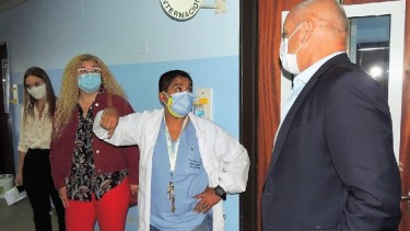 Zgaib junto al director del hospital de Regina, Osvaldo Ruíz Días, recorrió la obra de ampliación de red de gases. (Foto gentileza)