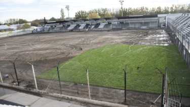 Los rollos de césped natural ingresaron el miércoles a la cancha. El proceso de colocación llevará entre una semana y diez días. (Foto: Florencia Salto)