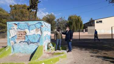 El veterano de Malvinas, Pedro Quezada y el intendente Marcelo Orazi, colocaron una ofrenda floral en el monumento a los caídos. (Foto Pablo Accinelli)