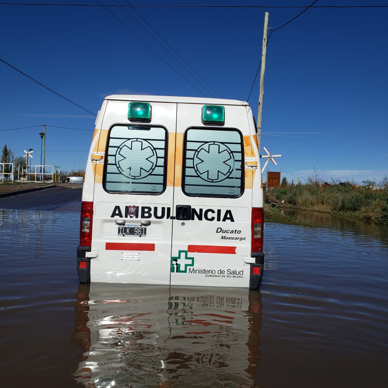 La ambulancia quedó este mediodía en medio de un charco de agua que dejó la tormenta. (foto: gentileza)