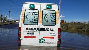 La postal del día: quedaron en medio de la «laguna» de calle 9 de Julio