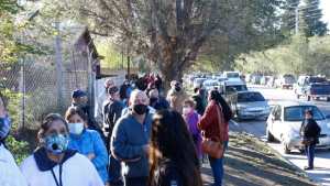 Con largas filas, más de 400 adultos mayores esperaban la vacuna contra covid-19 en Roca