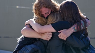 Hermanas y amigas de María Marta se abrazaron una vez que salieron de la sala de audiencias, ya conocido el veredicto. Foto Florencia Salto.