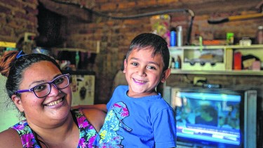 Gracias a la solidaridad Alan ya cuenta con un audífono. Foto Juan Thomes.