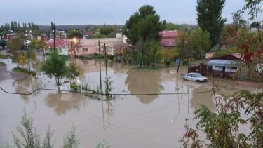 Los vecinos tuvieron que sacar con baldes el agua de sus casas. Foto Gentileza AN Allen.