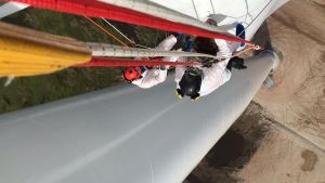 Desde la altura una pyme de Neuquén asiste a la industria petrolera y eólica