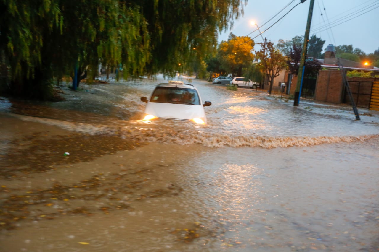 Un taxi bajo agua en el barrio de J.J. Gómez. (Foto: Juan Thomes)