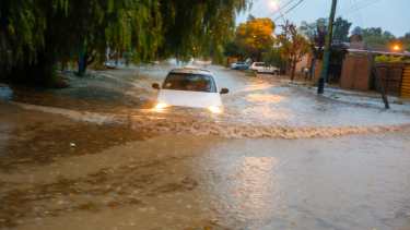 Un taxi bajo agua en el barrio de J.J. Gómez. (Foto: Juan Thomes)