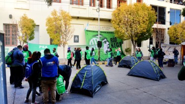 Desde la noche del miércoles ATE se concentró en apoyo del proyecto oficial. Foto: Marcelo Ochoa.