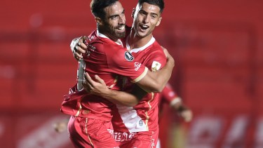 El paraguayo Gabriel Ávalos festeja el primer gol de la noche en La Paternal. Foto: prensa AAAJ