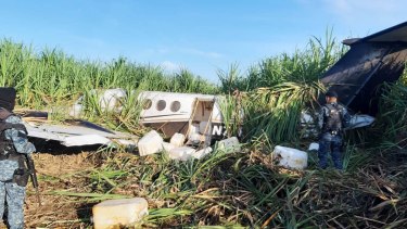 Un avión narco caído con su carga en la selva de Guatemala. (Gentileza: El Periódico)