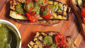 Bruschettas con berenjenas y tomatitos para saborear el finde que llega