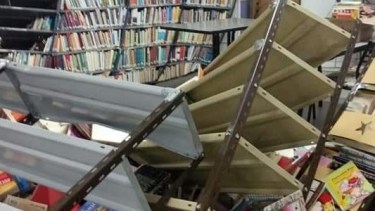 Arman las estanterías de la biblioteca de Allen que colapsó
