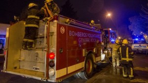 Incendio y explosiones en una forrajería, en Roca