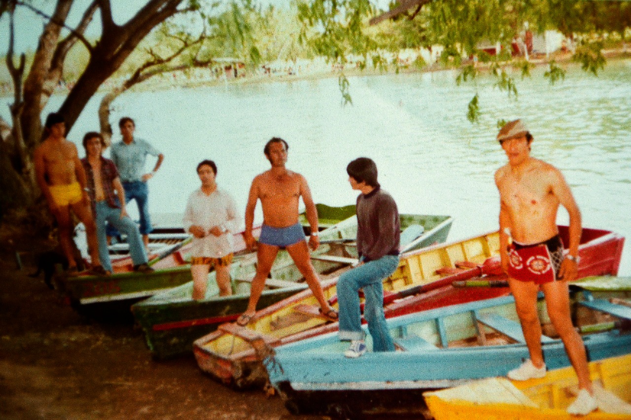 Los boteros invitaban a los visitantes a un paseo por el río en sus embarcaciones de madera.