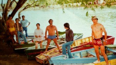 Los boteros invitaban a los visitantes a un paseo por el río en sus embarcaciones de madera.