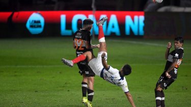 Movimiento inesperado de Gabriel Rojas para anotar un golazo en la noche de Vicente López. 