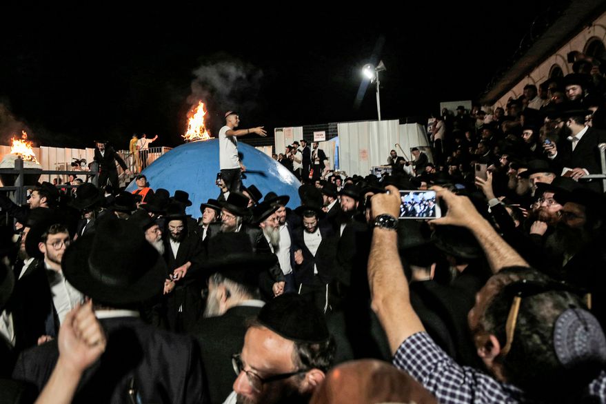 La celebración religiosa en Israel, poco antes de la estampida. Una grada habría colapsado. 