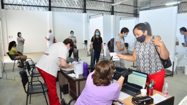 Entre el martes y miércoles se aplicaron 500 dosis a adultos mayores en el vacunatorio de Regina. (Foto Néstor Salas)