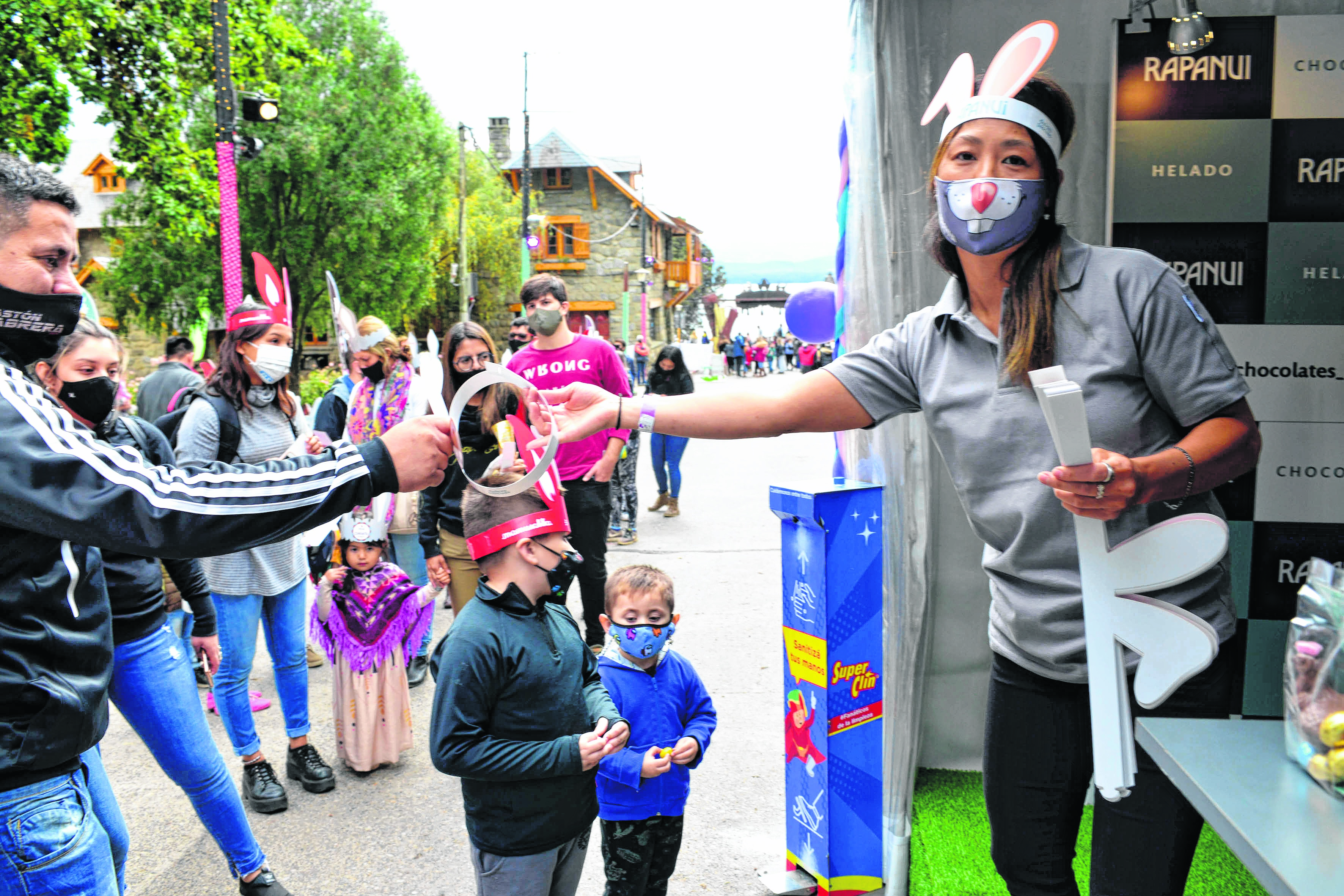 Las imágenes de conejos y chocolates se adueñaron del Centro Cívico y las principales calles del centro. Foto: Chino Leiva