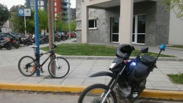Armados y disfrazados de policías simulan un allanamiento, y desvalijan la casa de su víctima