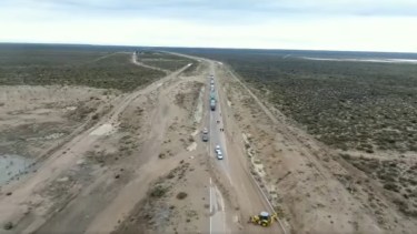 El tránsito está interrumpido entre los kilómetros 113 y 116. Numerosos vehículos esperan que baje el caudal del arroyo Nahuel Niyeu. Foto: Gentileza. 