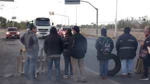 Ceramistas cortan la ruta 7 en Centenario, a la altura de Zanon