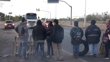 Este sábado los trabajadores de Fasinpat retomaron el corte de ruta en reclamo de la reconexión del servicio de luz. (Gentileza).