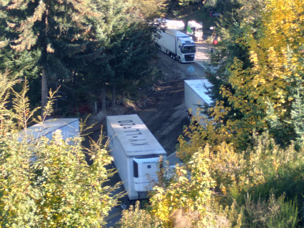 Los camiones de carga se instalaron en el acceso al barrio Villa Correntoso. Gentileza