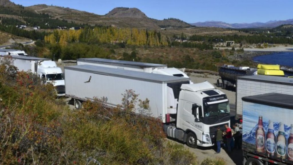 El paro de camioneros en Osorno, cerca del Paso Samoré. Foto:  OvejeroNoticias