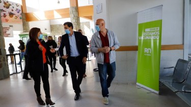 El ministro del Interior de Nación, Eduardo de Pedro, recorrió este jueves el vacunatorio, acompañado por la gobernadora, Arabela Carreras, y el director del hospital de Bariloche, Leonardo Gil. (foto gentileza prensa de la provincia)