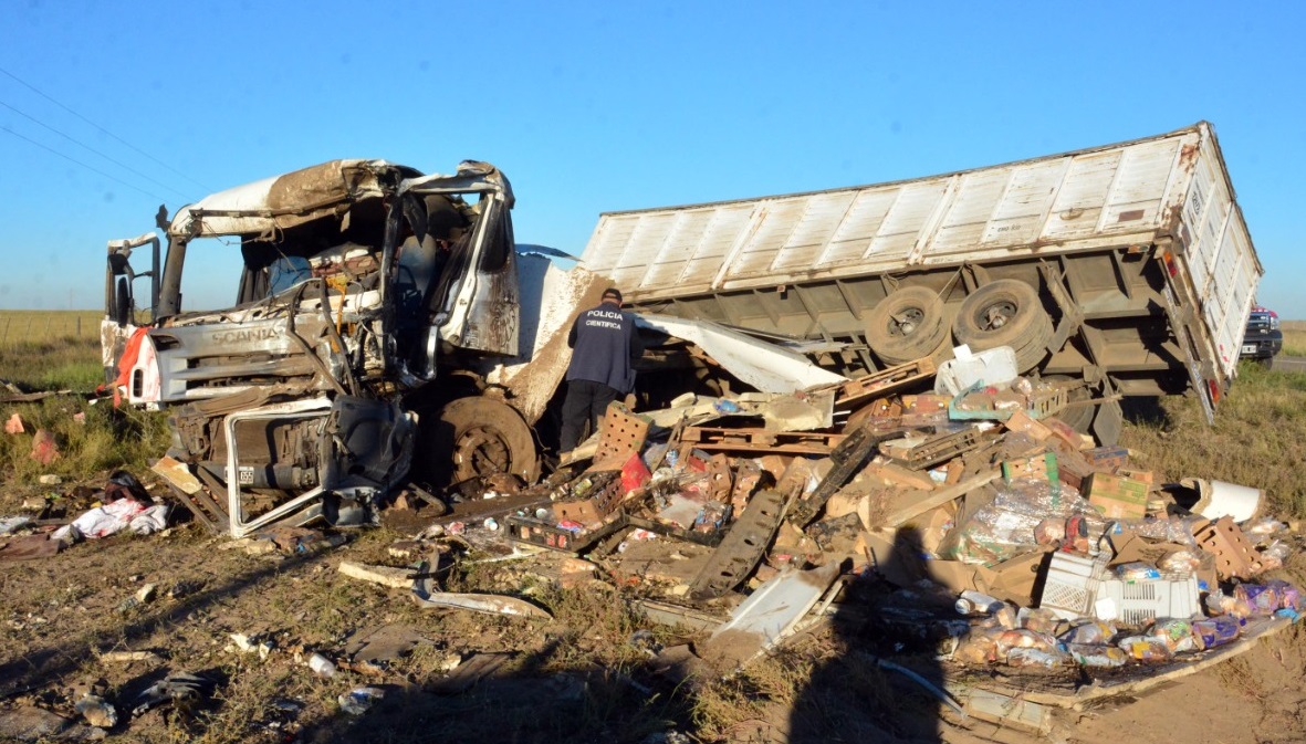 La víctima conducía un camión que viajaba de Bahía Blanca a Patagones. Foto: Marcelo Ochoa.