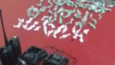 Llevaban 81 envoltorios con cocaína y los detuvieron en un barrio de Roca