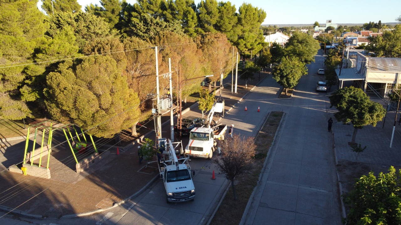 Concretan obras para mejorar el servicio eléctrico en Catriel - Diario ...