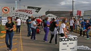Así fue la jornada de protestas de salud y estatales en Roca sobre la Ruta 22