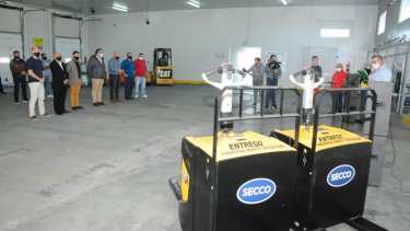 Las dos carretillas eléctricas mejorar la capacidad de trabajo de control de cargas en la Aduana de Regina. (Foto Néstor Salas)