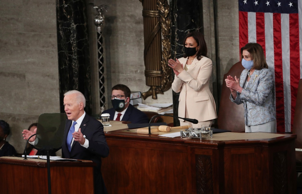 Una imagen histórica: Biden con dos mujeres secundándolo, Harris y Pelosi. 