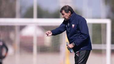 Falcioni dio positivo de coronavirus, como varios jugadores de Independiente