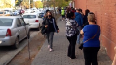 Más de tres cuadras de cola en el colegio Don Bosco para quienes tenían turno de vacunación. (Foto: Gentileza Radio Universidad-Calf)