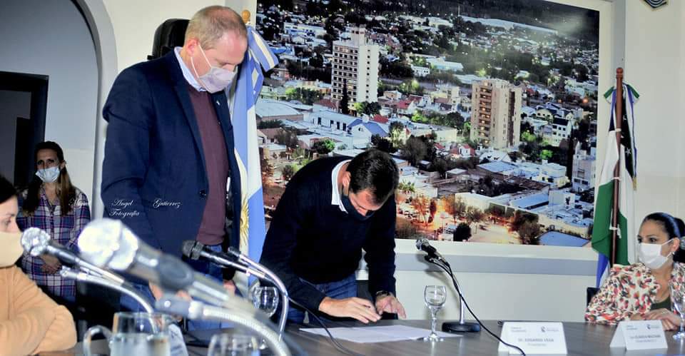Alejandro Palmieri y Edgardo Vega firmaron un convenio de asistencia para actualizar el digesto municipal de Regina. (Foto Néstor Salas)