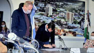Alejandro Palmieri y Edgardo Vega firmaron un convenio de asistencia para actualizar el digesto municipal de Regina. (Foto Néstor Salas)