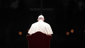 El Papa presidió un Vía Crucis escrito por niños y jóvenes