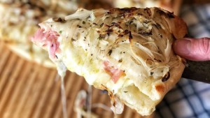 Fugazzeta rellena con jamón