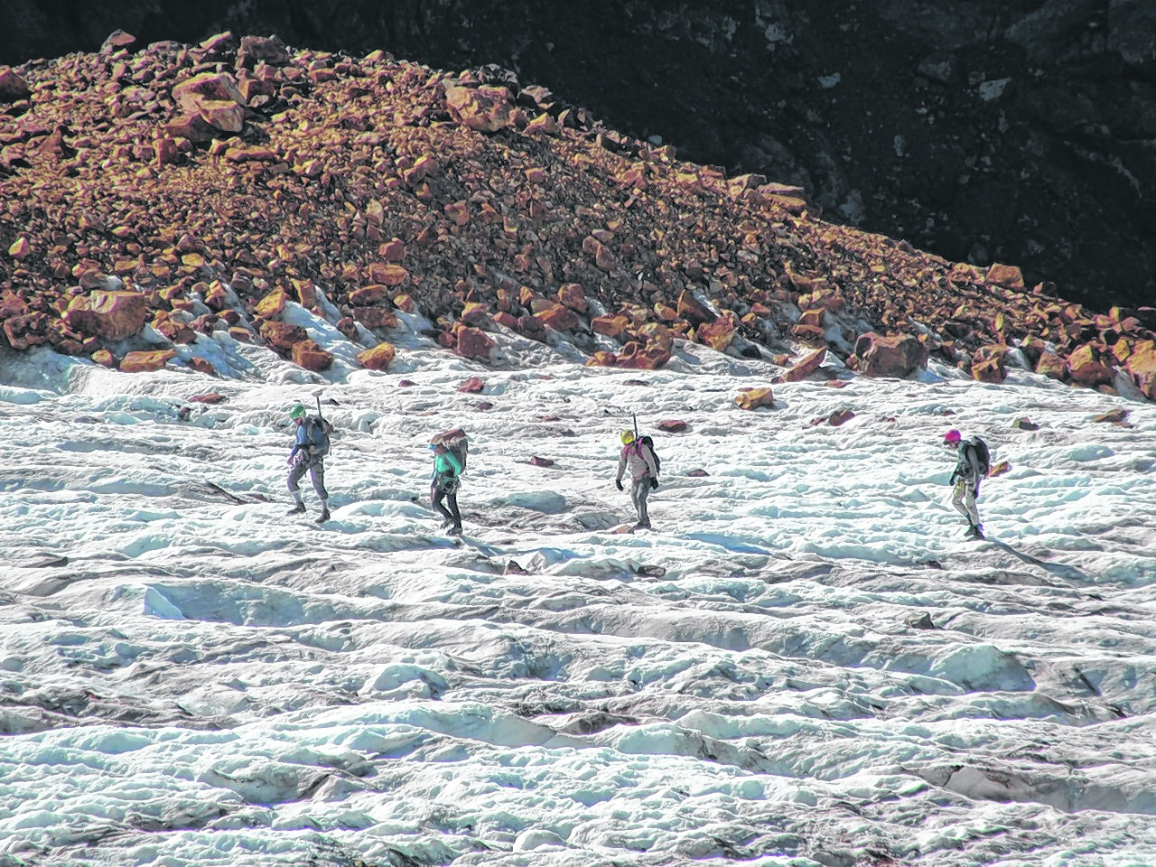 Los especialistas recorren periódicamente los glaciares y realizan registros de datos y de imágenes. Foto: gentileza