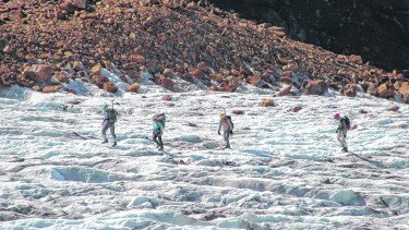 Los especialistas recorren periódicamente los glaciares y realizan registros de datos y de imágenes. Foto: gentileza
