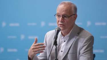 El ministro de Salud bonaerense Daniel Gollan no descartó mayores restricciones y pidió extremar cuidados mientras se avanza con vacunación. 