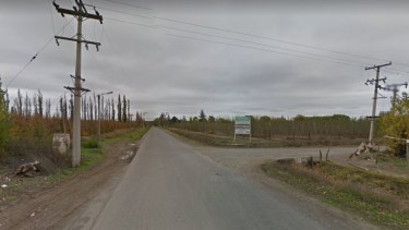 En cercanías de la calle de ingreso a la Escuela 105, fue hallado el cuerpo de la mujer atropellada. 