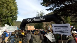 Salud y guardaparques protestaron sin interrumpir la largada de una gran prueba atlética en San Martín