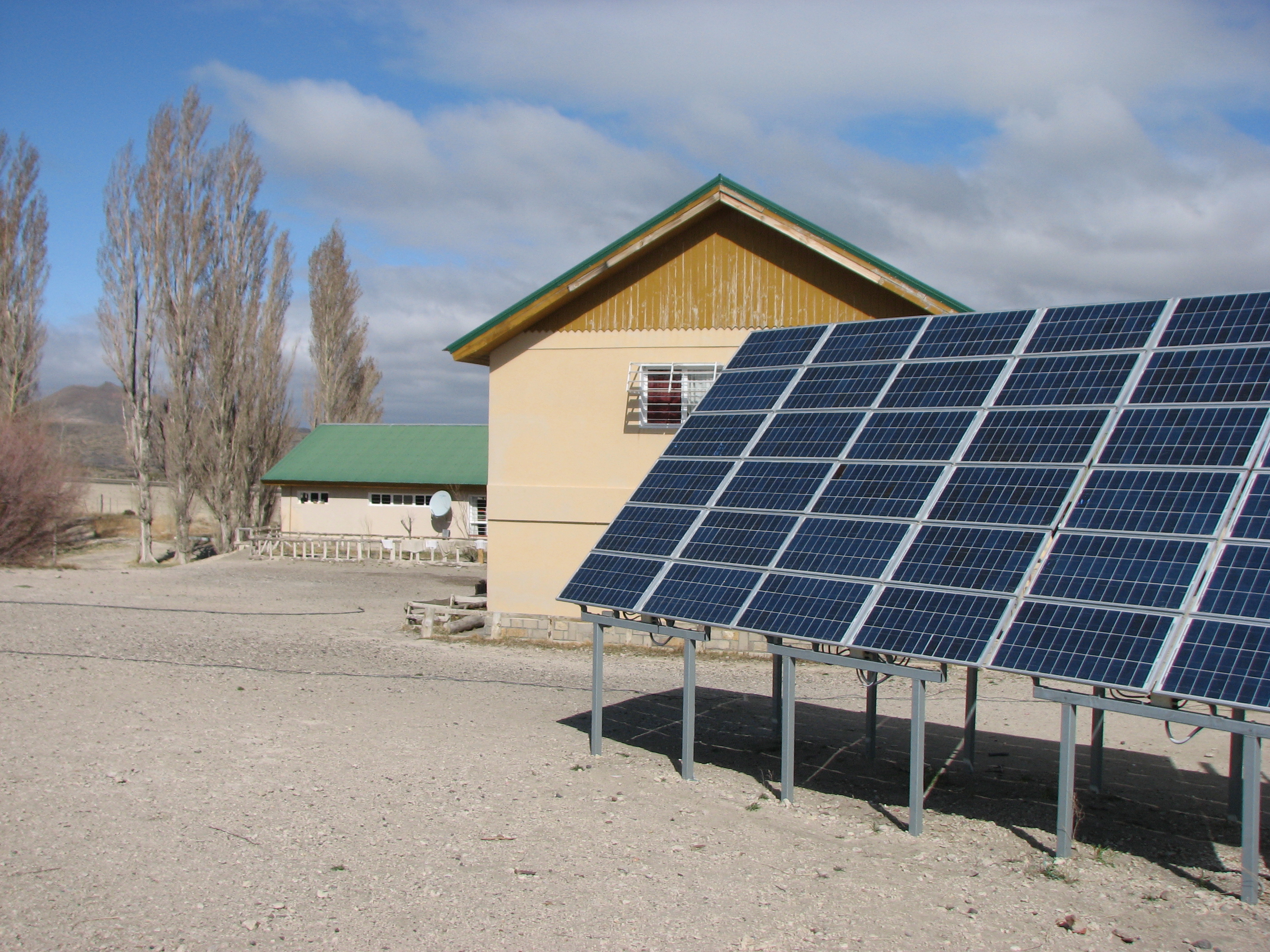 Además de las escuelas, dos albergues del interior neuquino contarán con una nueva red de energía solar. (Foto: gentileza)